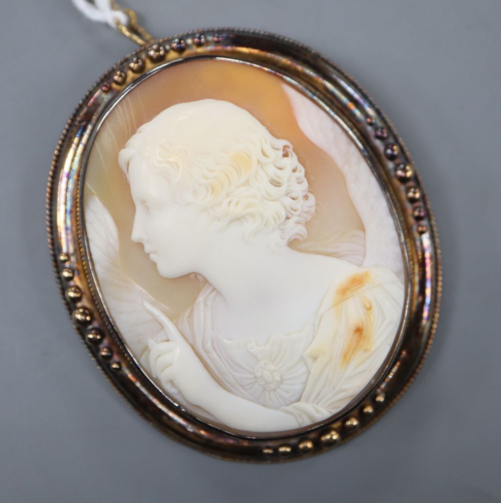 A Victorian 15ct mounted oval cameo shell pendant brooch, carved with the figure of Diana?, overall 6cm, gross 25.6 grams.